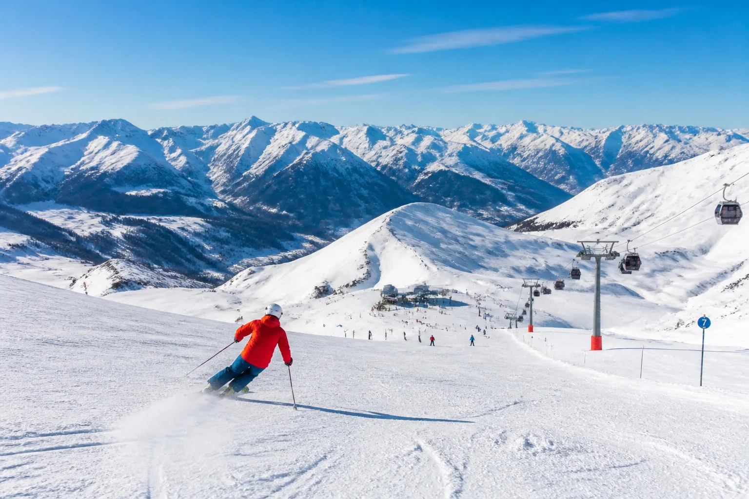 Ski dans les pyrenees sous le soleil